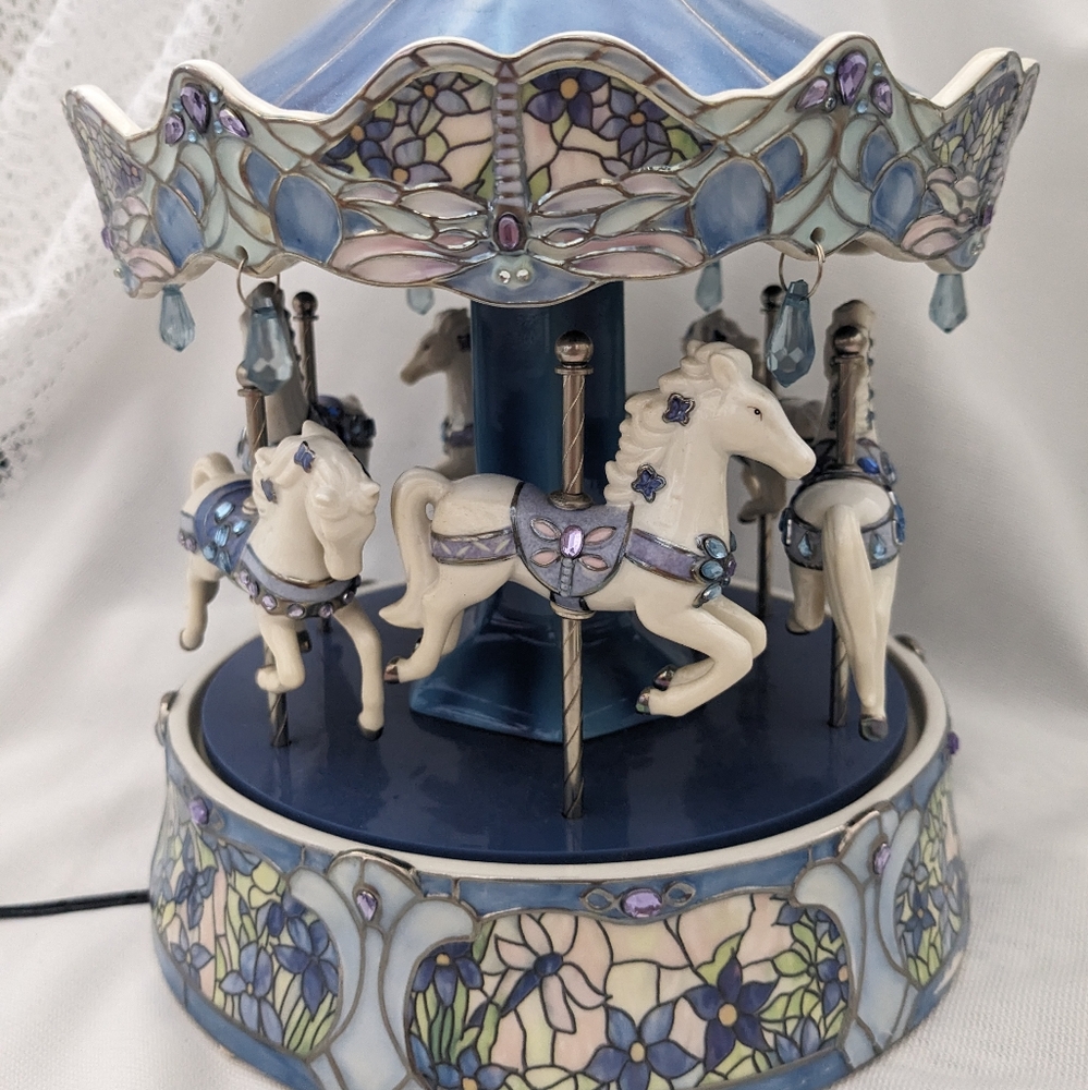 Dream Dancers illuminated Musical Carousel Ardleigh-Elliott 74469 signed as is